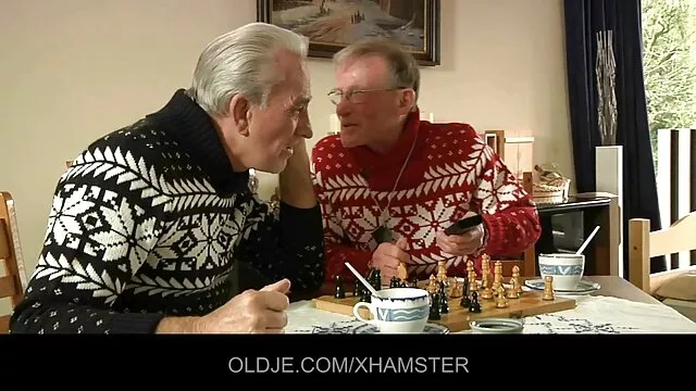 赤いショートパンツは音楽をオフに 女性 向け 動画 セックス