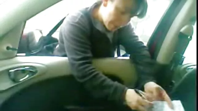 女の子は彼女のスカートを脱いで井戸を描く時間がありませんでした セックス 動画 女の子 向け