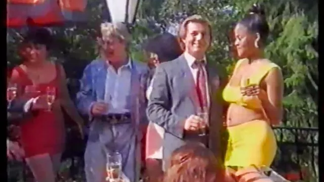 ちょうど自分の世話をするためにバスルームで美しく見える 女子 向け セックス 動画