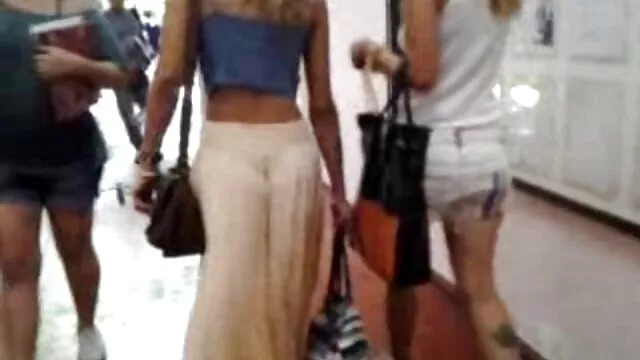 美しいブルネットは、椅子の上に抱きしめ 女の子 の ため の セックス 動画