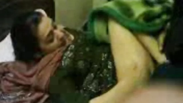 スレンダーな女の子に浴室pees彼女自身 セックス 動画 女性 向け 無料