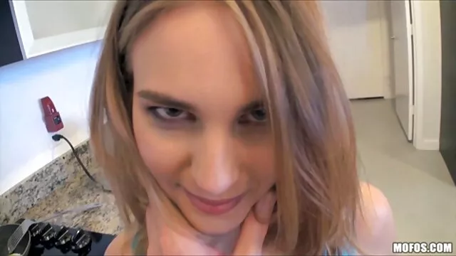 鶏の羽を食べるためにバスルームでしゃがんで セックス 動画 女の子 向け