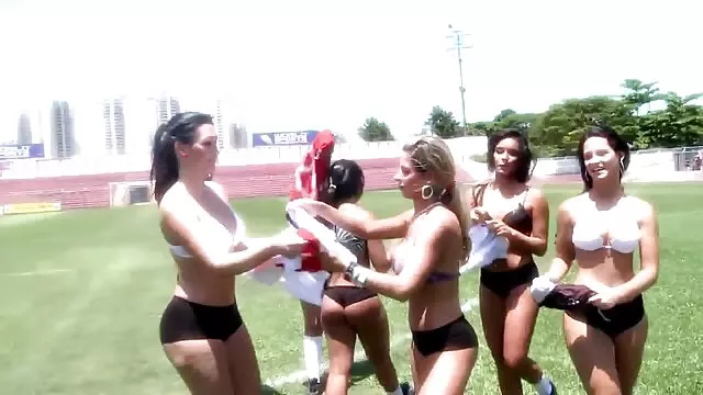 スタジオでカメラにお金のために三回新年 女性 向け av youtube