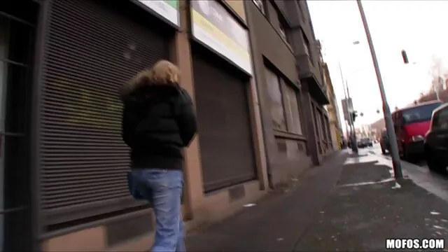 彼女は隣人とセックスをし、嫌がらせを始め、階段に着陸しました セックス 動画 女の子 向け